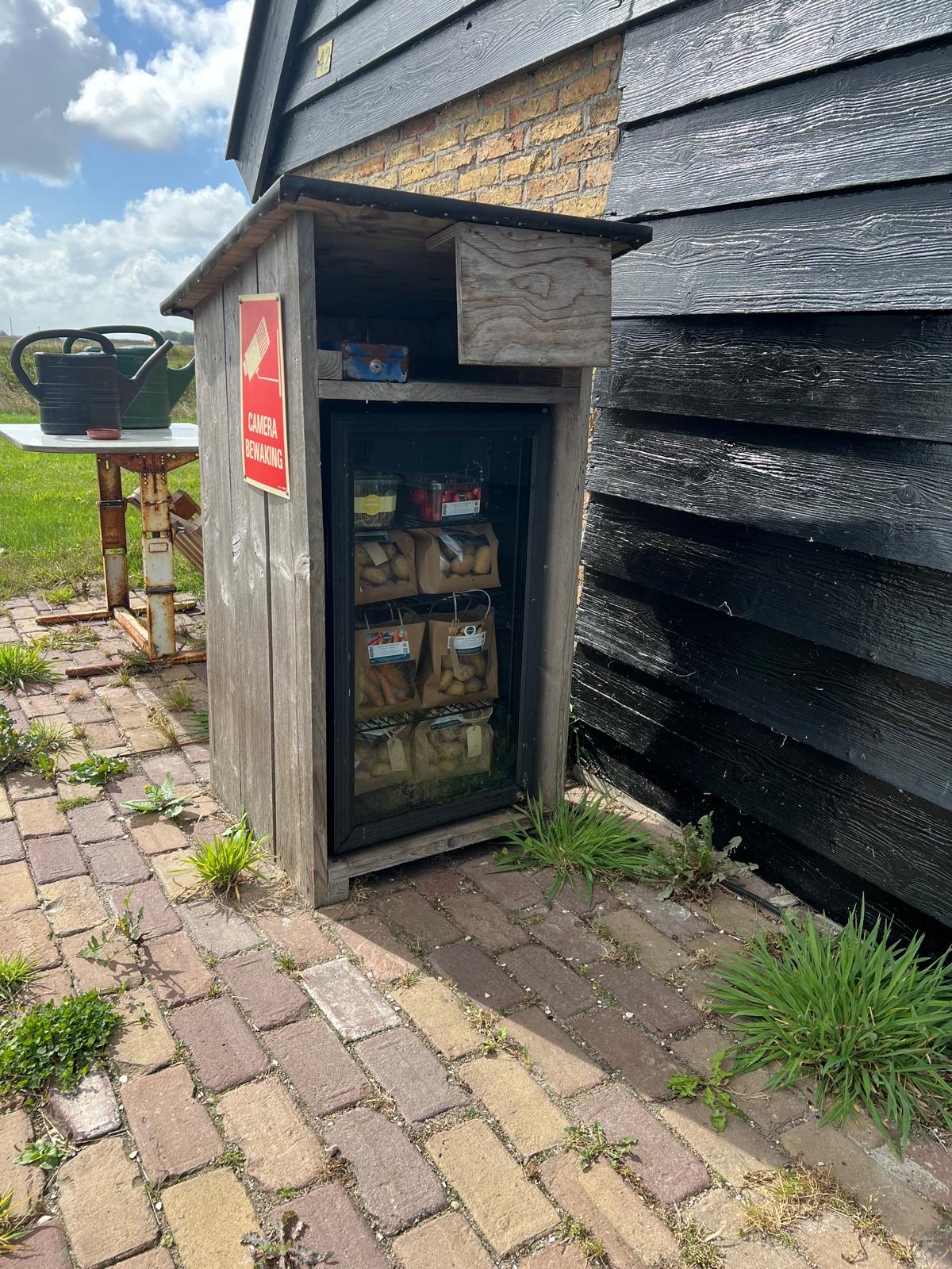 koelkast buiten wadzilt